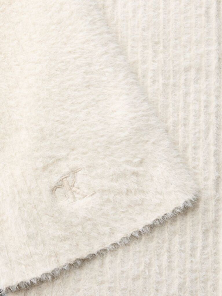 Alb Fular Pufos Din Tricot Reiat Cu Monograma Brodata  Femei