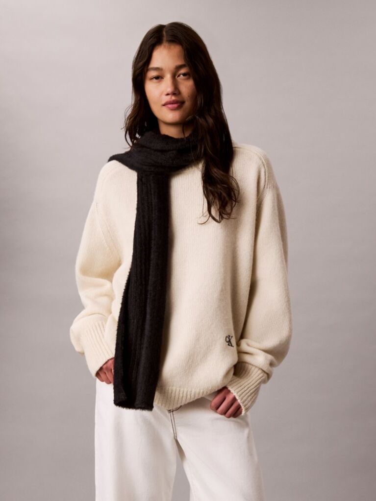 Negru Fular Pufos Din Tricot Reiat Cu Monograma Brodata  Femei
