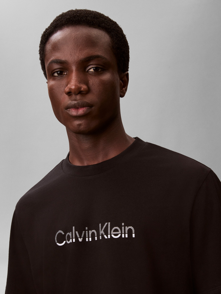 Negru Tricou Cu Guler Rotund Si Logo Estompat  Barbati