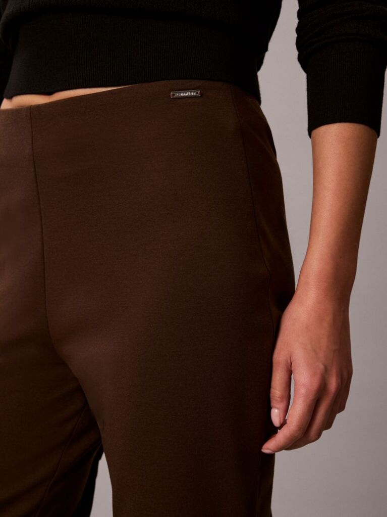 Maro Pantaloni Cu Croiala Dreapta Si Placuta Cu Logo  Femei