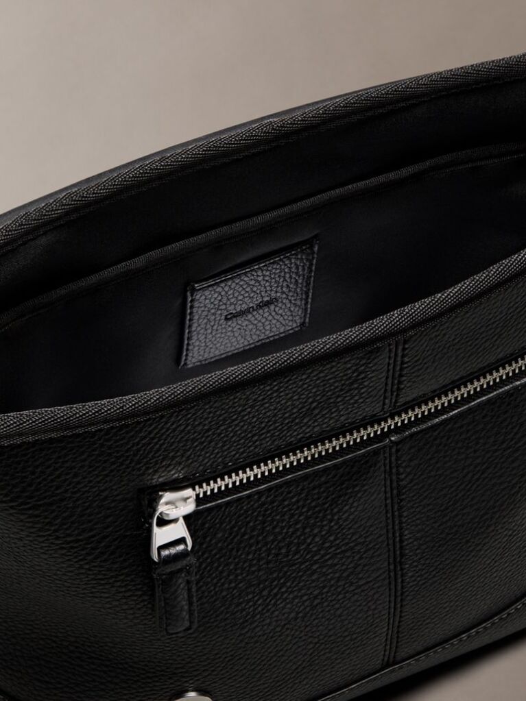 Negru Geanta Messenger Din Piele Texturata Cu Logo Emblematic  Barbati