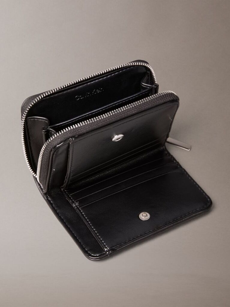 Negru Portofel Matlasat Cu Emblema CK  Si Fermoar  Femei